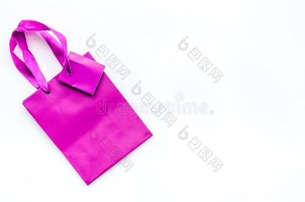 紫罗兰明亮的购物袋向白色的背景顶看法copyspac