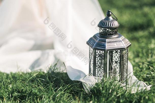 婚礼仍生活黑的灯笼向草和白色的藨草地采用铁锈