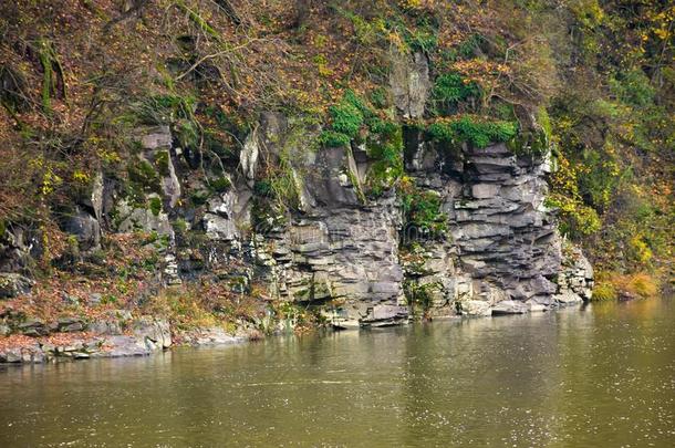 多岩石的<strong>悬崖</strong>越过指已提到的人河采用森林