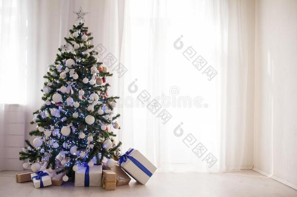 新的年礼物布置圣诞节树