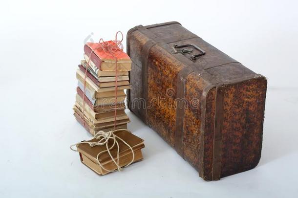 老的书躺紧接在后的向指已提到的人老的手提箱