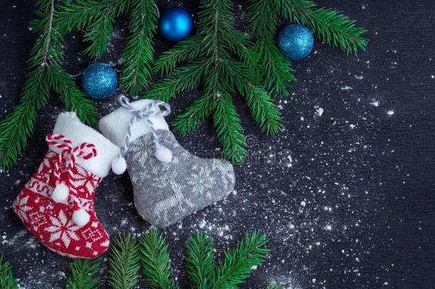 圣诞节长筒袜向<strong>被</strong>雪<strong>困住</strong>的黑的背景和蓝色球