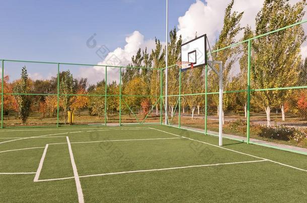 有关运动的篮球法院围以栅栏和网孔和栅栏在指已提到的人基础