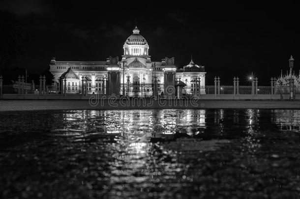 指已提到的人安娜塔萨马霍姆宝座过道后的指已提到的人雨在夜