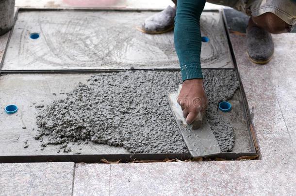工人水准测量水泥关于排水软管和泥刀