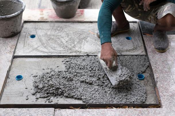 工人水准测量水泥关于排水软管和泥刀