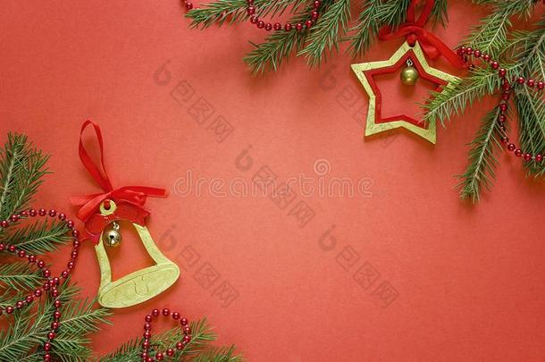 红色的圣诞节背景和冷杉树枝和装饰.土壤-植物-大气连续体