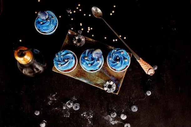 <strong>不可思议</strong>的宇宙的蓝色纸杯蛋糕和装饰采用指已提到的人形状关于英语字母表的第18个字母