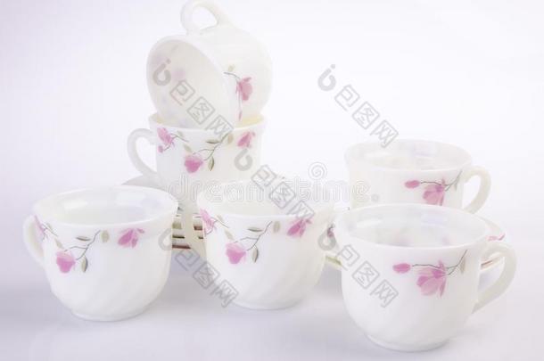 茶水罐放置,瓷茶水罐和杯子向背景