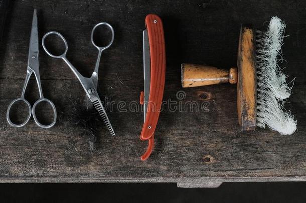 老的器具剪刀梳子典型的理发理发师