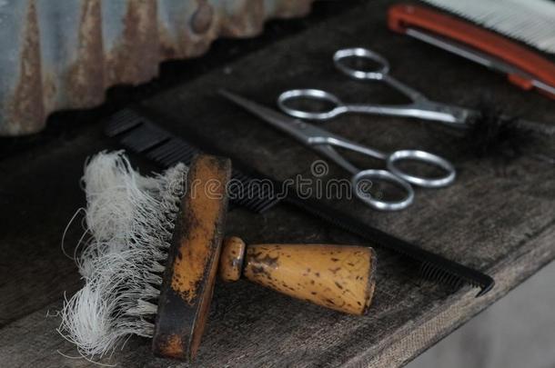 老的器具剪刀梳子典型的理发理发师