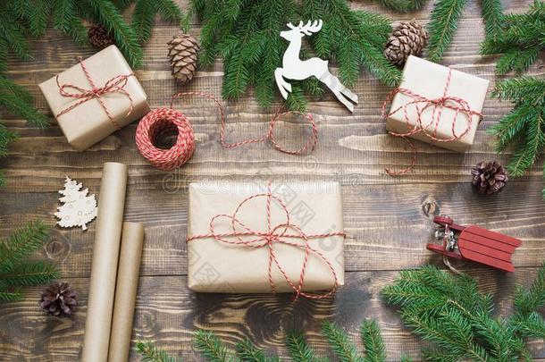 圣诞节礼品盒和现在包装材料采用手艺纸和布置