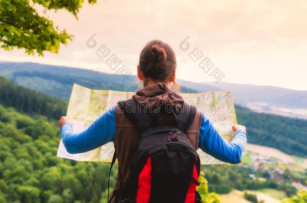 女人旅行支票和背包支票地图向发现direction的复数形式采用winter冬天