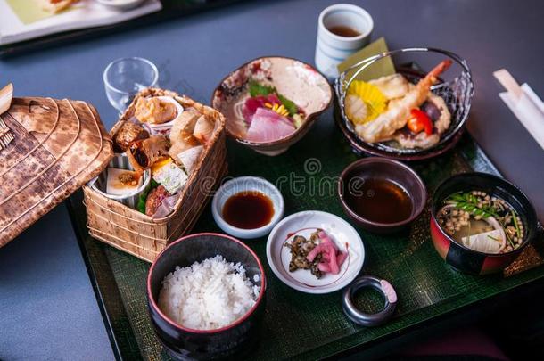日本人盒饭或饭盒午餐放置和天麸罗和生鱼片