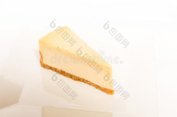 奶酪蛋糕切成片向白色的盘子,隔离的向白色的背景