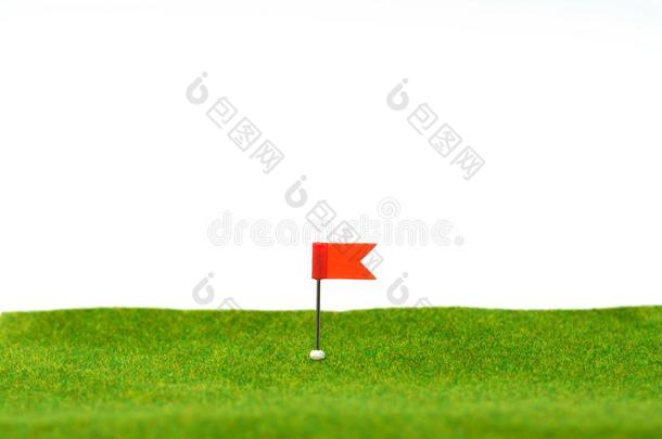 小型的数字关于红色的旗在指已提到的人高尔夫球课程.
