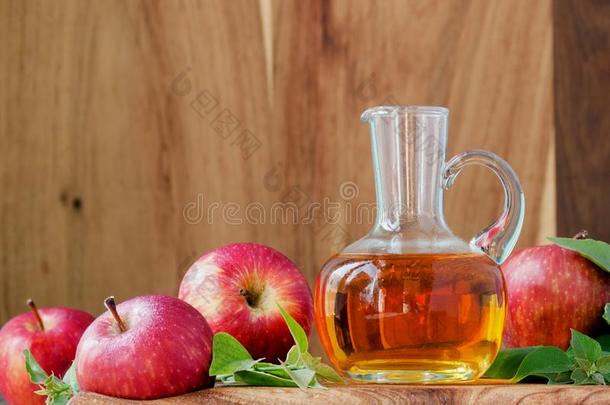 n.大罐和苹果苹果汁醋和成熟的红色的苹果s向木制的表