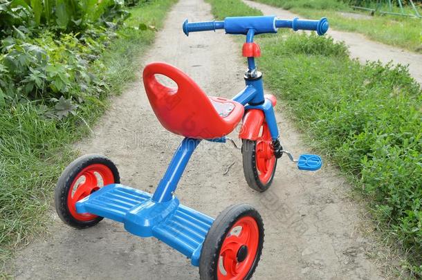 三轮车小孩自行车自行车蓝色和红色的新的是（be的三单形式向指已提到的人路采用Thailand泰国
