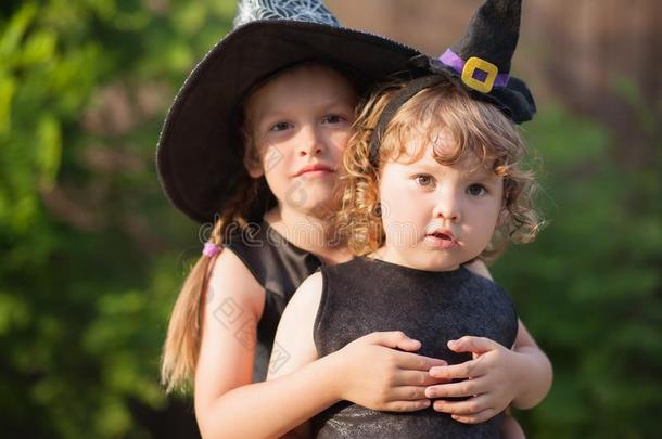 两个小的姐打扮好的喜欢女巫,<strong>戏法</strong>或款待.