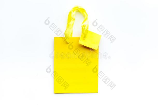 黄色的明亮的购物袋向白色的背景顶看法copyspac