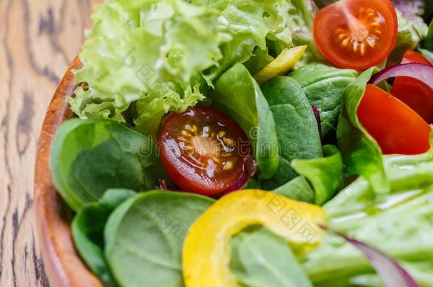 新鲜的维生素沙拉蔬菜.健康沙拉.