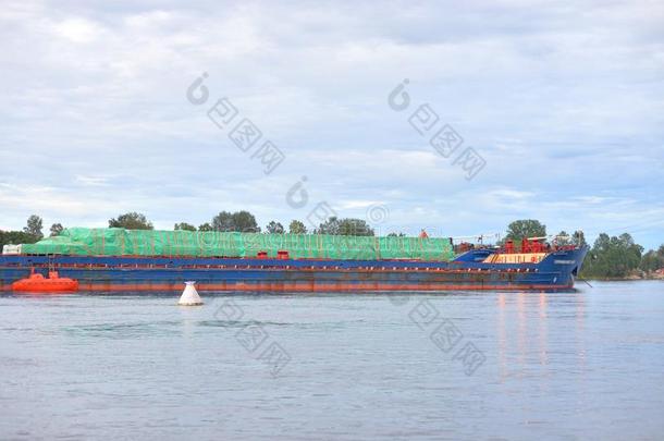 货物船向指已提到的人涅瓦河河.