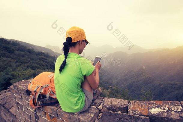 女人徒步旅<strong>行使</strong>用智能手机