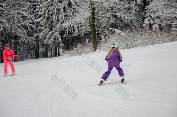 小的小孩学问向滑雪