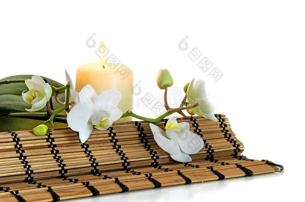 休闲健身中心结合和兰花花,燃烧的芳香的蜡烛和