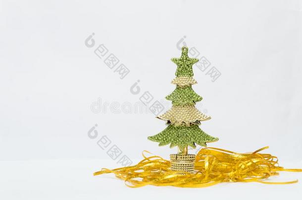 圣诞节绿色的和金色的树和金色的地面和白色的背