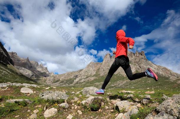 赛跑者跑步在高的高度山