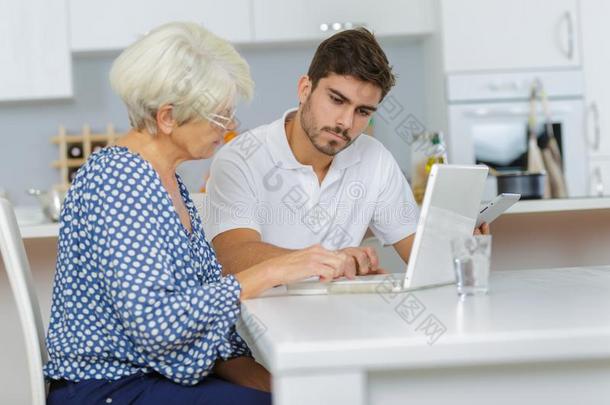 男人教上了年纪的女人怎样向使工作使用lap向p