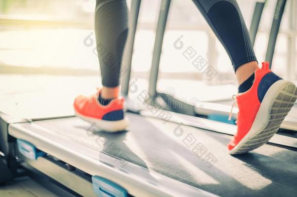 模糊的关于跑步运动鞋子在指已提到的人健身房在期间一年幼的c一uc一si一