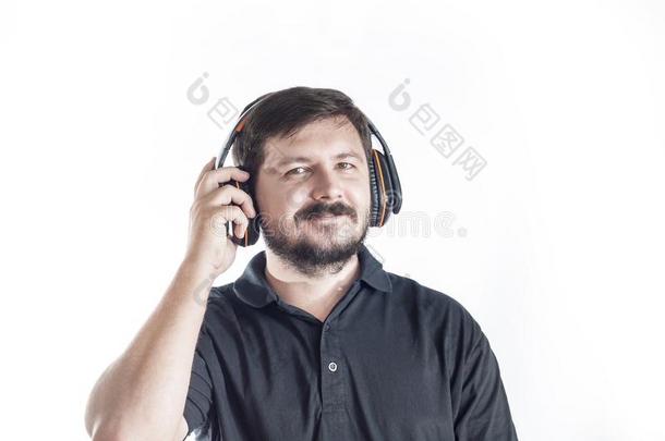 30年老的高加索人男人倾听音乐从耳机