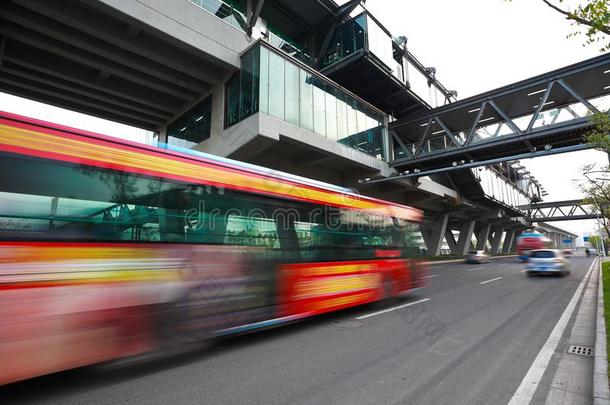 城市路表面地面和高架桥桥