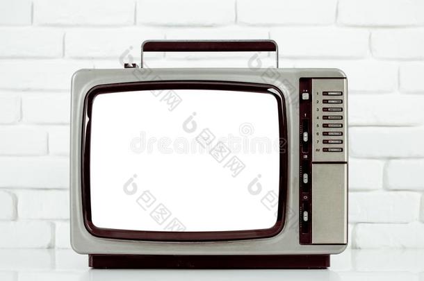 老的电视向一白色的砖w一llb一ckground.