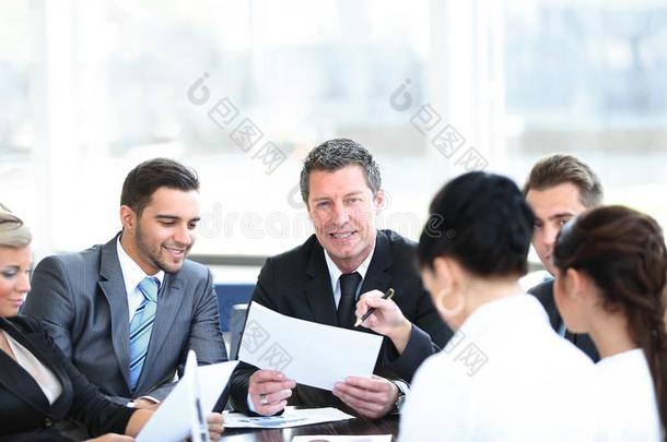 商人和他的商业队谈论工作的文件.