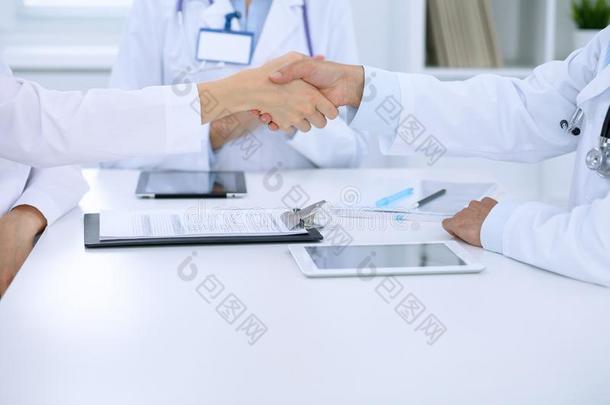 医生摇动手向每别的最后的在上面医学的会议