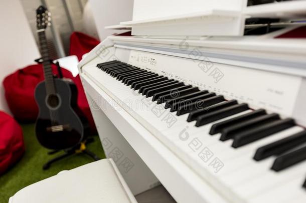 现代的,白色的钢<strong>琴键</strong>盘采用集中,黑的吉他和红色的豆