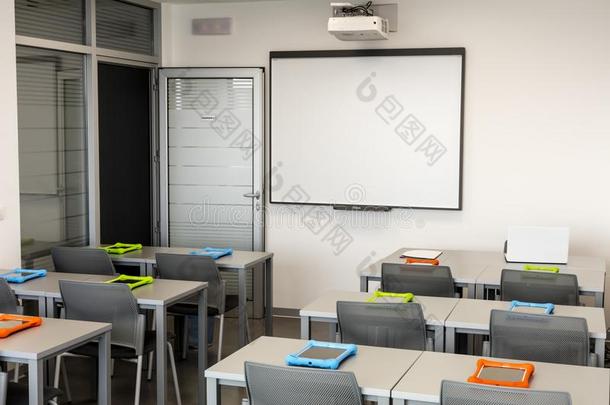 现代的教室内部,和白色的板,使工作书桌和茶