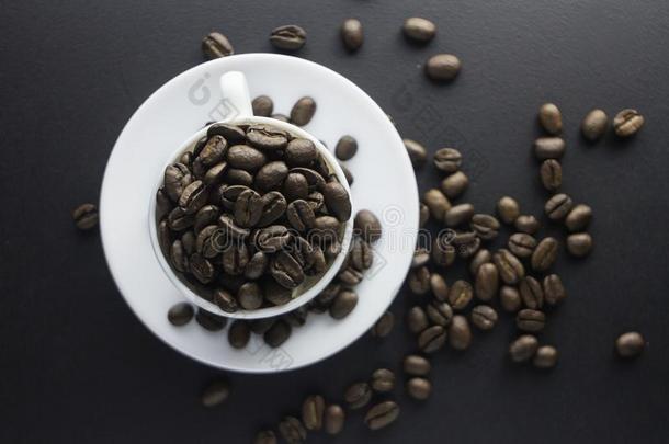 咖啡豆豆地面咖啡豆和杯子关于黑的咖啡豆