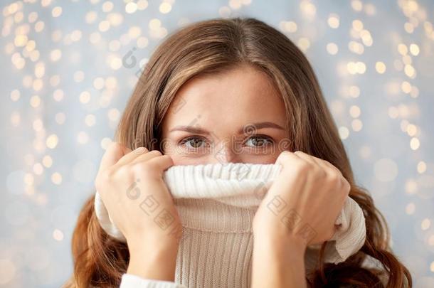 年幼的女人或青少年女孩拉<strong>套衫</strong>衣领