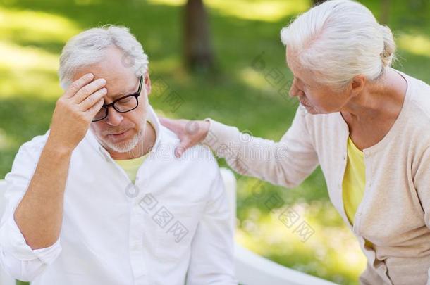 较高的男人受苦<strong>从头</strong>痛在户外