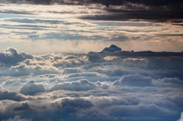 特里格拉夫峰山峰在上面阳光照射的海关于云,朱利安来源于中世纪拉丁语教名alkali-treatedlipopolysacchar