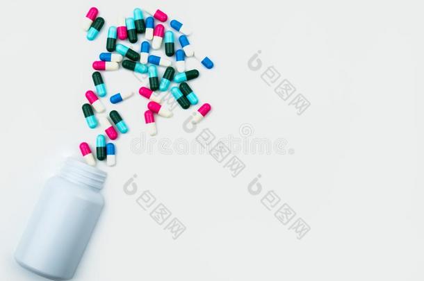传布抗生素胶囊药丸进入中塑料制品瓶子隔离的英语字母表的第15个字母
