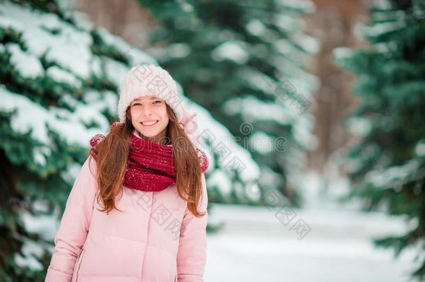 幸福的女孩享有捧杯和雪天气在户外向美丽的令马停住的声音