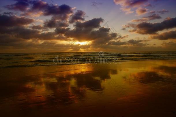 <strong>不可思议</strong>的日落和云反射的采用湿的沙向海滩