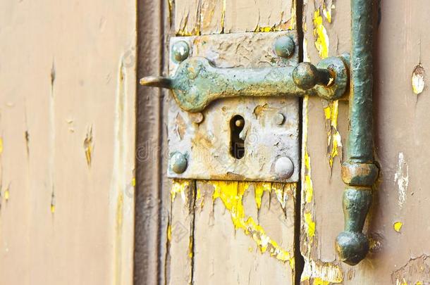 老的木制的门和生锈的锁和被损坏的颜料
