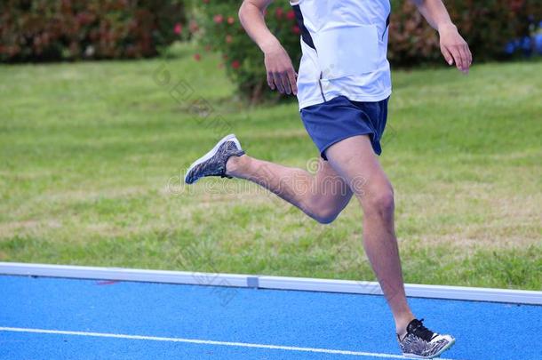 运动员跑向体育运动小路在的时候速度比赛