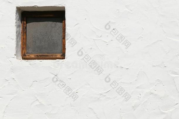 小的正方形窗和指已提到的人白色的墙